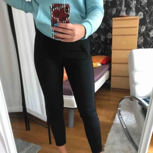  - Svarta kostymbyxor med en glitterrand på sidorna från vero Moda  Säljer pga ej min stil. Köpare står för frakt
