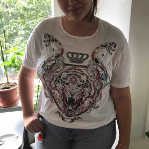  - Broderad t-shirt med djurmotiv. Perfekt när du vill se gullig ut på sleepover med hubby.