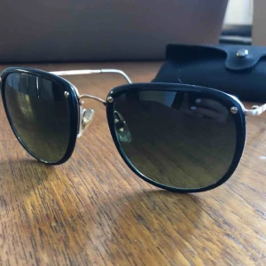  - Solglasögon från Roy Tower. Nyskick, nästan helt oanvända. Bra fodral medföljer