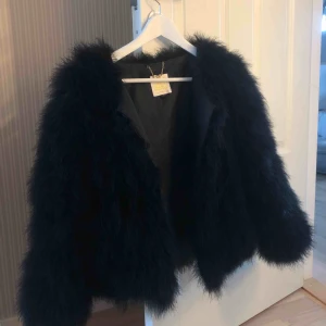  - Svinsnygg (äkta) fjäder jacka med fickor, från pello bello perfekt till hösten. Aldrig använd då den är för liten för mig, så jackan är alltså i nyskick 🌸✨🥰 Frakt: 66kr 