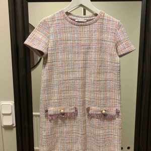  - Superfin klänning. Aldrig använd. Prislapp kvar. 