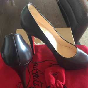  - Har fått mina Louboutin i present men tyvärr är de för stora. Mörkbrunt skinn. Använda 1gång. Nypris 6500kr. Vid snabb affär går priset att diskutera. 
