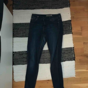  - Säljer jeans som är tajt och passar också S! Pris kan diskuteras, köparen står för frakt