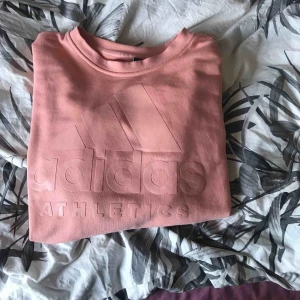  - Tröja ifrån Adidas! Nästan aldrig använd,fin skick och säljs eftersom den inte är min stil! :)