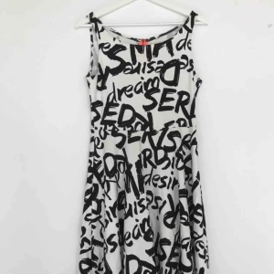  - Mönstrad klänning med fint fall i kjolen.