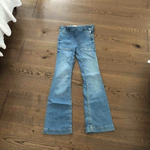  - Helt oanvända bootcut jeans från Gina tricot inköpspris 299kr 