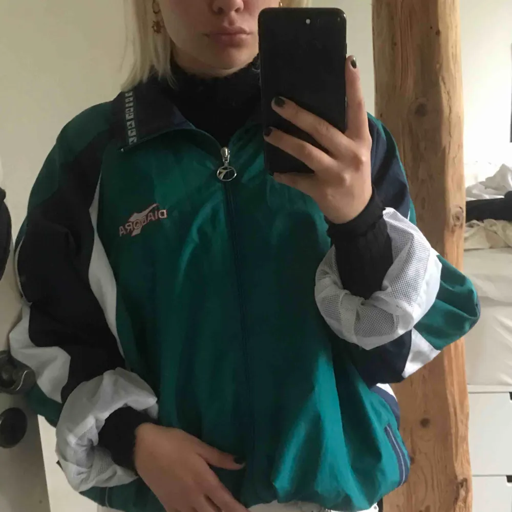 asball windbreaker från 80-talet! köpt på second hand, riktigt retro! väldigt stor på mig som annars är S-M men det går jättebra att vika upp/stoppa in! . Jackor.