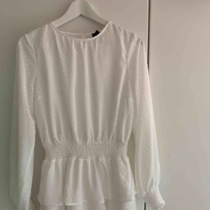  - Jättefin klänning från ginatricot, köpt för 499 kr  Aldrig använd Fraktkostnad tillkommer