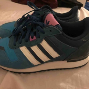  - Adidas skor, använda vid ett tillfälle. Så gott som nya. Storlek 36. Skickas mot kostnad.