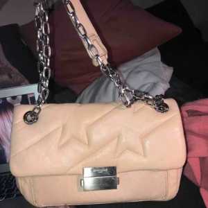  - En beige/rosa väska från Zadig Voltaire, köptes för ca 4 månader sedan för ca 4800. Rymlig men inte för stor med ett axellångt band och ett kortare. I braa skick.
