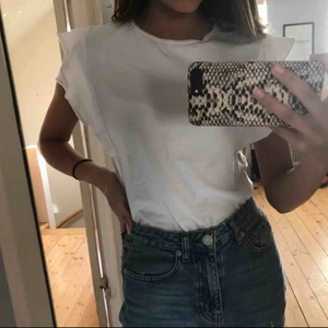  - Ett riktigt fin och söt topp. Passar både till fest och vardag. Knappt använd och i mycket fint skick. Köparen står för frakten💗