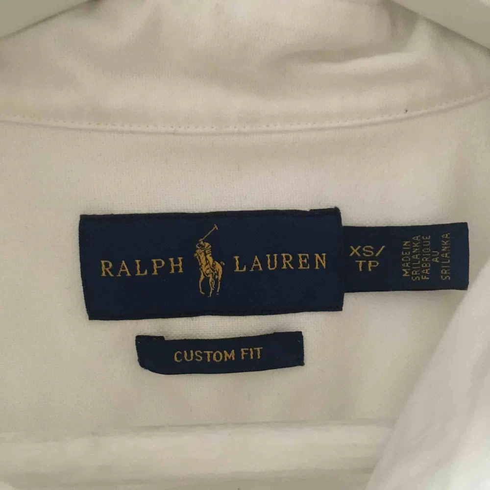 En äkta Ralph lauren skjorta vit. Fläckfri och figursydd. . Kostymer.