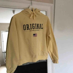  - Ljusgul hoodie från ginatricot
