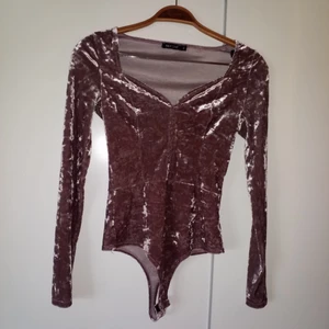 Velour body - Rosa Body i velour/krossat sammet🌿