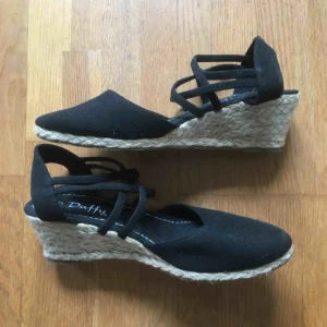  - Kilklackssko med bastklack, svarta, storlek 40 (små i storlek), använda en gång