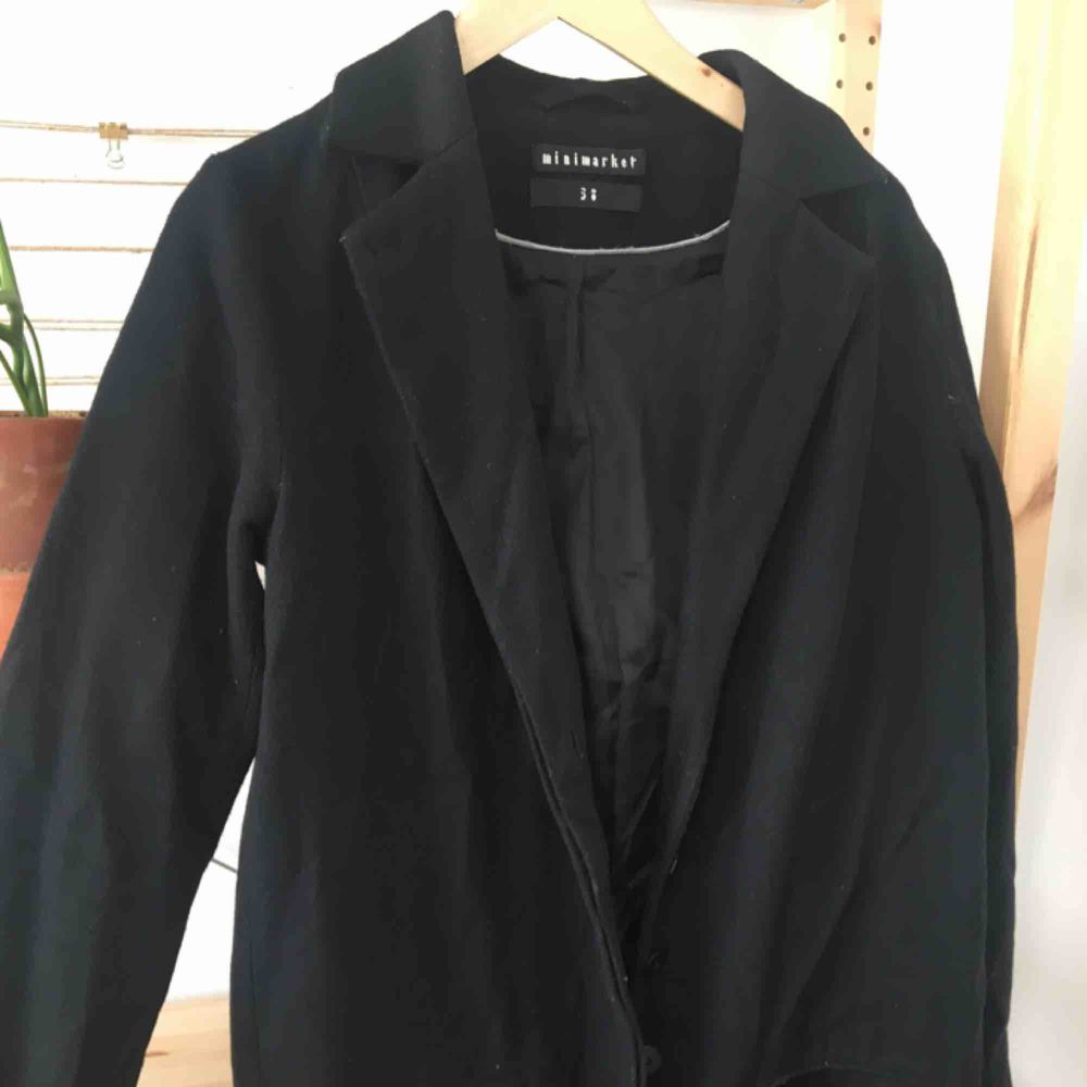 Vinterkappa i rakskrurning, får plats med en tjockare tröja under och duger verkligen åt vinter i Uppsala. . Jackor.