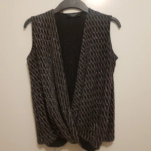  - Topp från sisters i storlek S. Inköpt på Cassels och aldrig använd så är i helt nyskick.