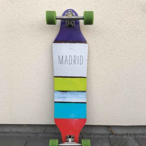  - Madrid longboard som för nypris gick runt 2000kr Bra skick, framsidan går att tvätta