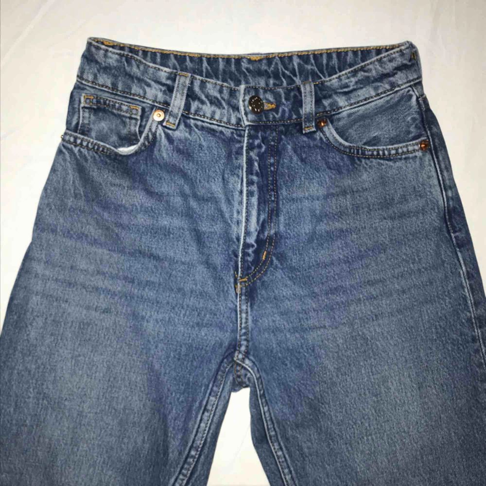 Mom jeans från monki nästan helt nya bara använt några gånger! 80kr frakt. Jeans & Byxor.