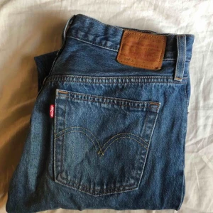 501 Levis jeans - Levi’s jeans köpta nya på Pondus!  satt normalt på mig som då hade S  Använda men inget slitna, såldes då dem ej används längre ☺️ Betalas genom swish, 230 ink frakt