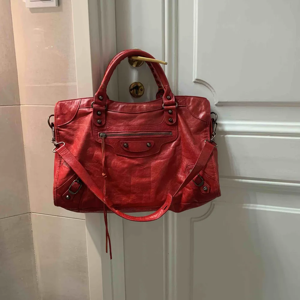 Säljer nu min röda balenciaga väska i modellen Classic City M inkl kvitto. Köpt på Farfetch för 1699£. Säljs pga ingen användning längre.  Kan möjligtvis sänka priset vid snabb affär. Använd, men inga märkvärdiga slitage.  . Väskor.