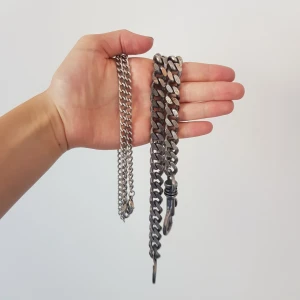  - Byxkedja/nyckel kedja. Snyggt till ett par jeans eller byxor men funkar också väldigt bra som halsband. Används inte av mig så derför säljer jag dem nu. Båda för 120:- eller den smalare för 60kr och den bredare för 80kr. Köparen står för frakt💙