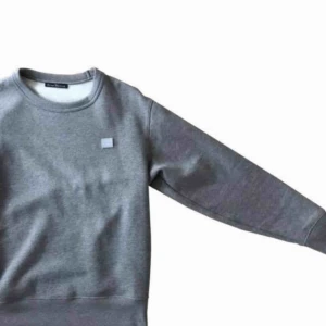  - Acne Studios Swearshirt Size: XS Passar S/M Tröjan är skick 9/10 använd fåtal gånger, köpt på acne hem sida.