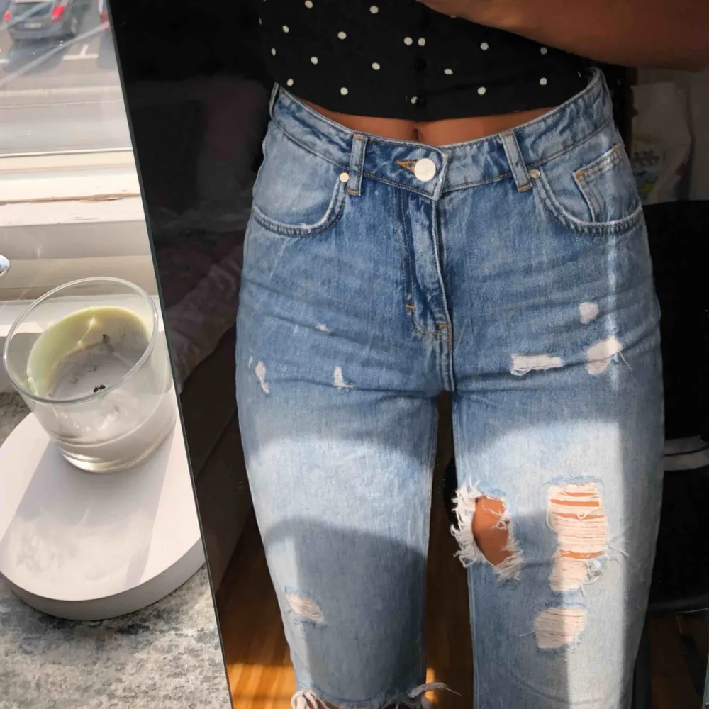 Sköna jeans med slitningar, Köparen står för frakten🥰. Jeans & Byxor.