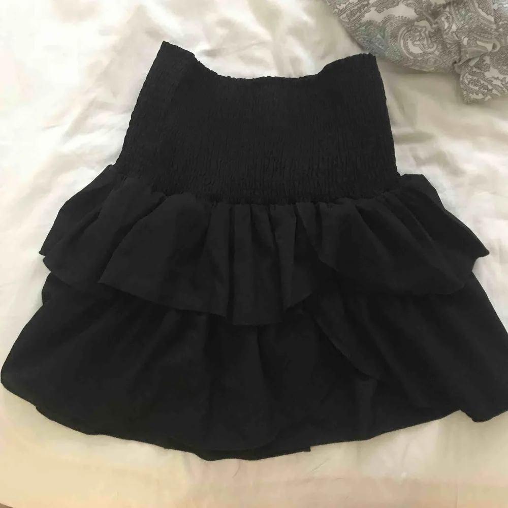 En svart volang kjol från märket neo noir, säljer för att den inte alls har kommit till användning har använt den 1 gång, köpte den för 400kr, så känner att den kan komma till bättre användning. Skriv på meddelanden om du vill ha fler bilder ✨✨. Kjolar.