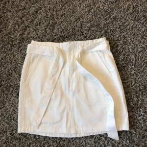  - Fin jeanskjol från bikbok! aldrig använd  tillkommer eventuell fraktkostnad❤️