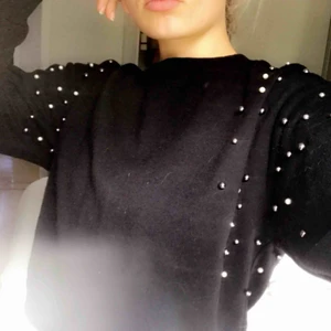  - Tjocktröja sweater aktig med pärlor. asfin till allt! 50kr+ frakt eller rubbet för 100kr!😘 Jag är en S men M passar fint 