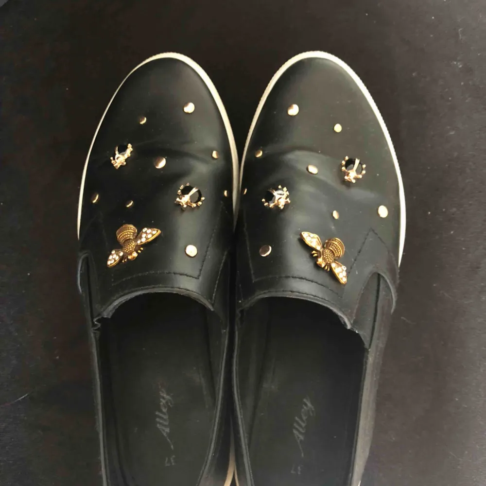 Svarta skor med guldiga detaljer, storlek 37! I priset ingår frakt. Skor.