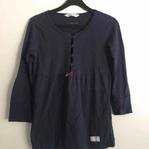  - Sparsamt använd Odd Molly blus i storlek 0.  Köpare står för frakt