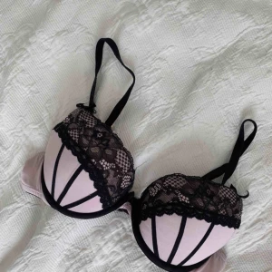  - Jättefin bh i ljusrosa & spets!! -h&m -75A -50kr