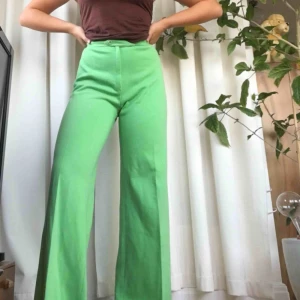  - Såååå fina vintagebyxor i en grön färg köpta på second hand. Tjockt och skönt material som faller fint. Avklippta, passar mig som är 160 cm. Små i midjan. Köparen står för frakt💞💞🍒🍒