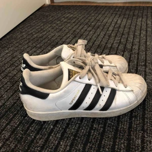  - Säljer nu mina använda adidas skor! Storlek 37. Använda och lite slitna men fortfarande väldigt snygga☺️ köpta för 1000 kr Frakt tillkommer!