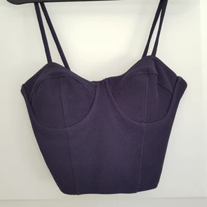  - Topp från Bikbok som är som ny. Skulle säga att den även passar en S. Köparen står för frakt 