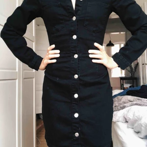  - Svart jeansklänning i stretchmaterial. 