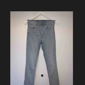  - Ett par as snygga jeans från hm med nitar på och fransat nere vid fot kanten  st 26 Köpare står för frakt😻