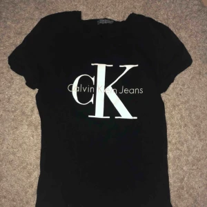  - Thsirt från Calvin Klein. Ända defekten är en liten spricka i en av bokstäverna på texten (se bild 2), detta är dock inget som syns om man inte tittar närmare på tröjan.