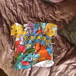  - Unik pokemon crop top som e rolig att matcha! Köpt på plick men använd endast en gång av mig.