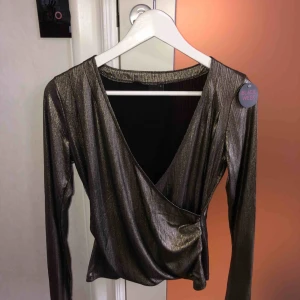  - Partytopp från Gina & Tricot som passar perfekt till nyår! med prislappen kvar! Säljes pga jag inte får någon användning av den.  Frakt ingår i priset 🖤