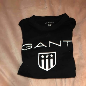  - Gant tröja! Tröjan är en kopia men riktigt bra kvalité ändå. Ser precis ut som originalet, storlek XS men funkar på S också beroende på hur man vill att den ska sitta, själv har jag S och då sitter lite tajtare.