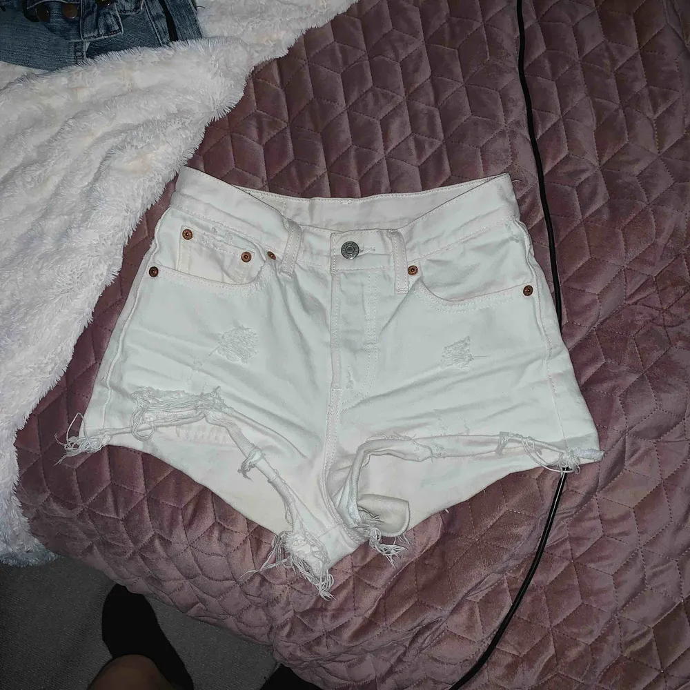 Vita Levis shorts, knappt använda pga för stora! Frakt 50kr💓. Shorts.