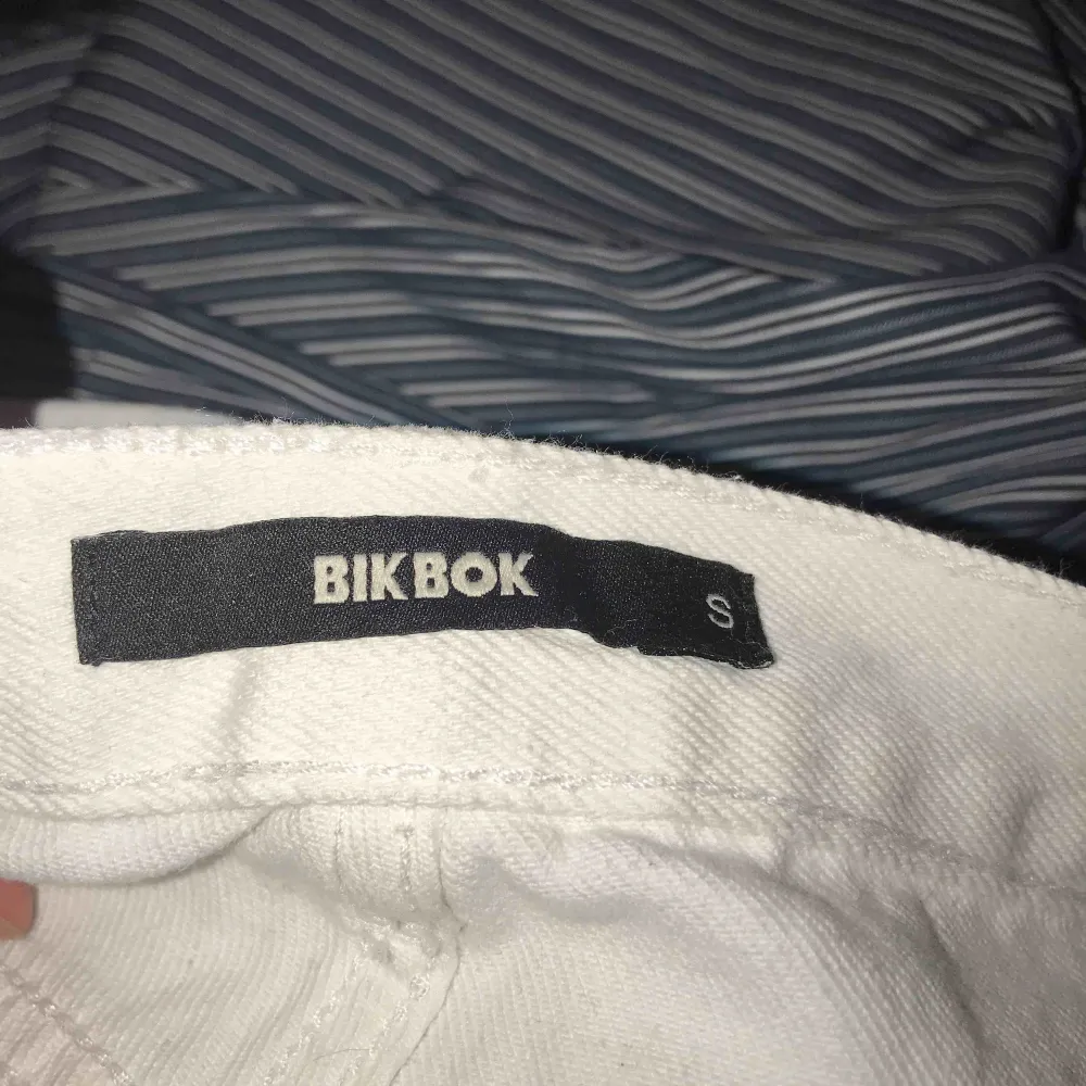 Köpa från bikbok, avklippta vid anklarna. Knapp använda. Jeans & Byxor.