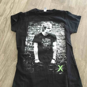  - En ed sheeran t-shirt💕vet att det står storlek M men den lite tajtare än M