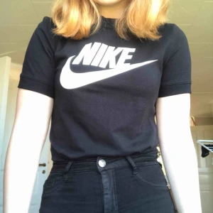  - Svart body från nike i liiite tjockare material.  Aldrig använd så i nyskick. Frakt tillkommer.