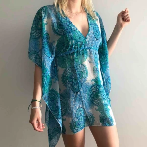  - Väldigt skön strandklänning.  Använd fåtal gånger. Säljes pga flytt. Går att mötas upp i Stockholm, annars tillkommer frakt. 