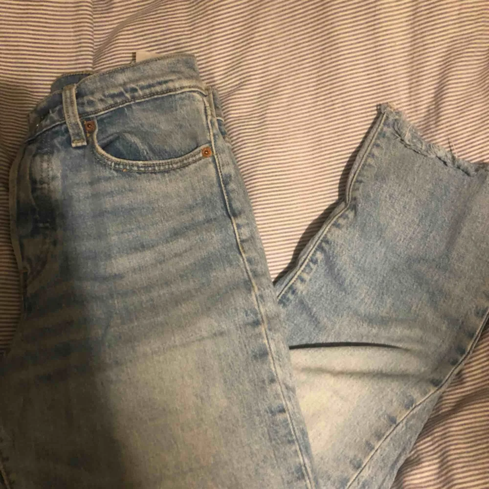 Säljer mina snygga levi’s jeans då de blivit förstora. De är köpte för ett tag sedan men är dock i väldigt bra skick pga dålig användning av mig.  Jag är 1,70 & de är lite korta på mig. Dom är köpta från levi’s affär. Köparen står för frakt 💖. Jeans & Byxor.