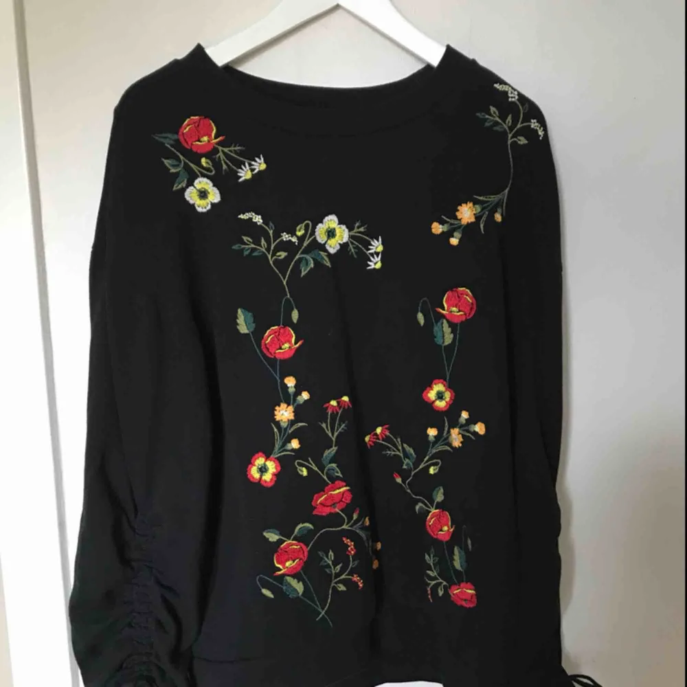Så så sååå fin tröja från Miss Selfridges, använd typ två gånger, som ny. Köptes för 599kr. Jätteskön. Stora puffiga armar (se bild) med snören man kan knyta som man vill. . Hoodies.